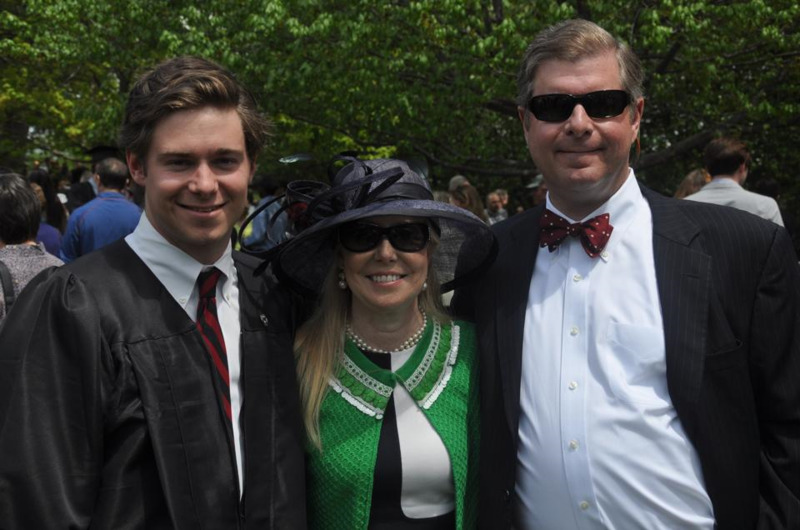 /pfpPhotos/uploads/HS0130/HS0130_FamilyGradPic_7_crop.jpg