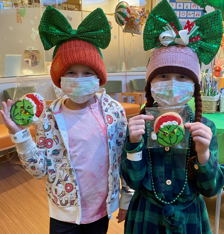/pfpPhotos/uploads/LS0139/LS0139_chloe&Camillegrinchtweet_27_crop.jpg